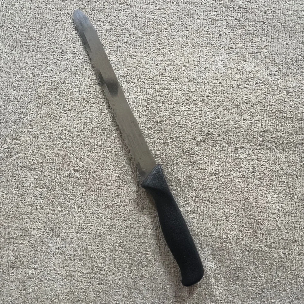 The Pampered Chef Serrated Bread Knife Vintage 1995 Black Handle with Sleeve USA